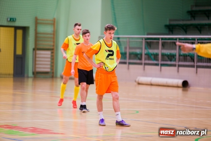 Zdjęcie w galerii na portalu naszraciborz.pl: Poniedziałkowe emocje w Halowej Lidze Piłki Nożnej wiadomości z regionu