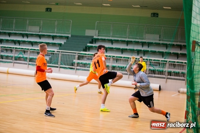 Zdjęcie w galerii na portalu naszraciborz.pl: Poniedziałkowe emocje w Halowej Lidze Piłki Nożnej wiadomości z regionu