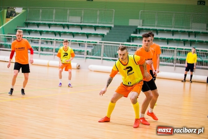 Zdjęcie w galerii na portalu naszraciborz.pl: Poniedziałkowe emocje w Halowej Lidze Piłki Nożnej wiadomości z regionu