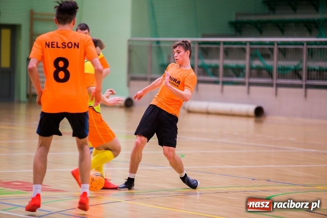 Zdjęcie w galerii na portalu naszraciborz.pl: Poniedziałkowe emocje w Halowej Lidze Piłki Nożnej wiadomości z regionu