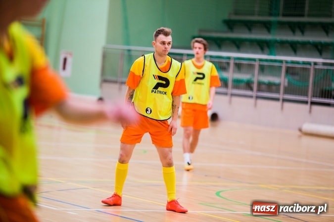 Zdjęcie w galerii na portalu naszraciborz.pl: Poniedziałkowe emocje w Halowej Lidze Piłki Nożnej wiadomości z regionu