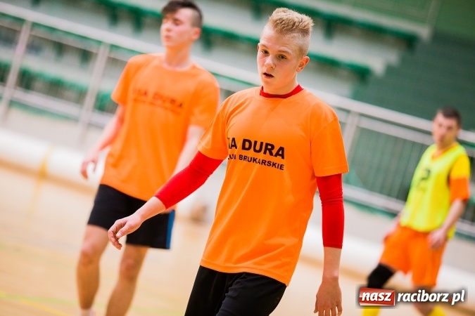 Zdjęcie w galerii na portalu naszraciborz.pl: Poniedziałkowe emocje w Halowej Lidze Piłki Nożnej wiadomości z regionu