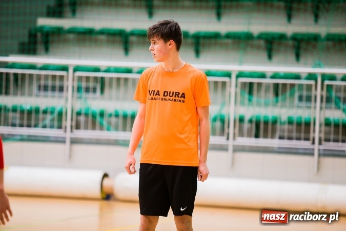 Zdjęcie w galerii na portalu naszraciborz.pl: Poniedziałkowe emocje w Halowej Lidze Piłki Nożnej wiadomości z regionu