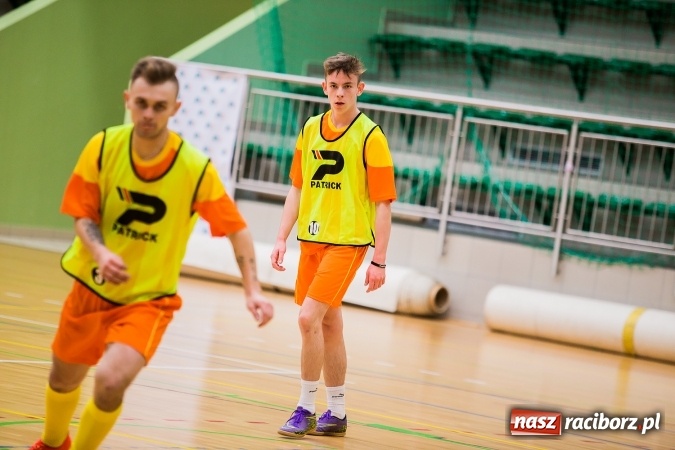 Zdjęcie w galerii na portalu naszraciborz.pl: Poniedziałkowe emocje w Halowej Lidze Piłki Nożnej wiadomości z regionu