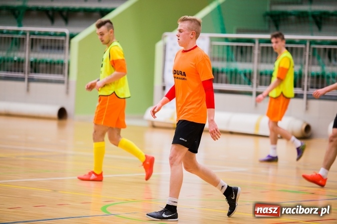 Zdjęcie w galerii na portalu naszraciborz.pl: Poniedziałkowe emocje w Halowej Lidze Piłki Nożnej wiadomości z regionu