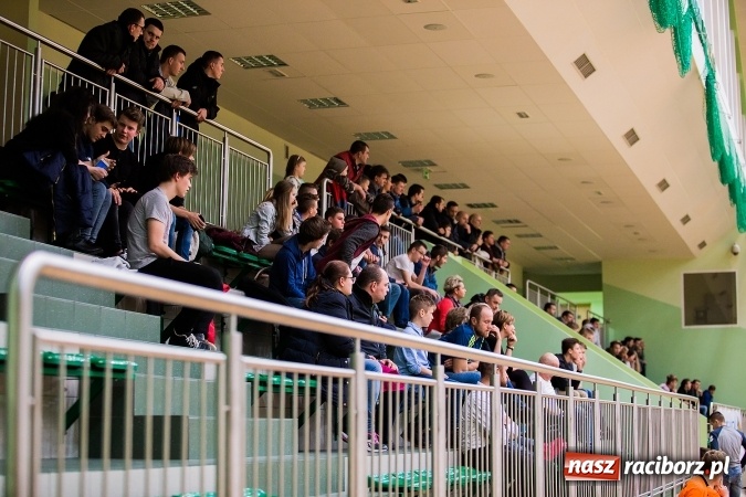 Zdjęcie w galerii na portalu naszraciborz.pl: Poniedziałkowe emocje w Halowej Lidze Piłki Nożnej wiadomości z regionu