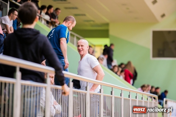 Zdjęcie w galerii na portalu naszraciborz.pl: Poniedziałkowe emocje w Halowej Lidze Piłki Nożnej wiadomości z regionu