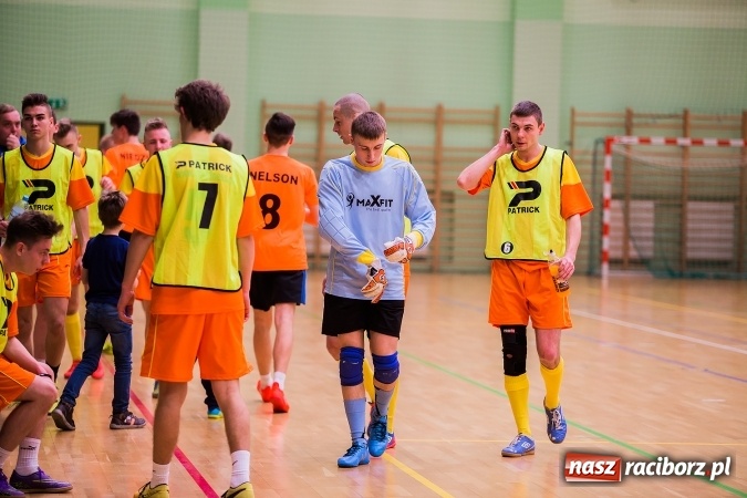 Zdjęcie w galerii na portalu naszraciborz.pl: Poniedziałkowe emocje w Halowej Lidze Piłki Nożnej wiadomości z regionu