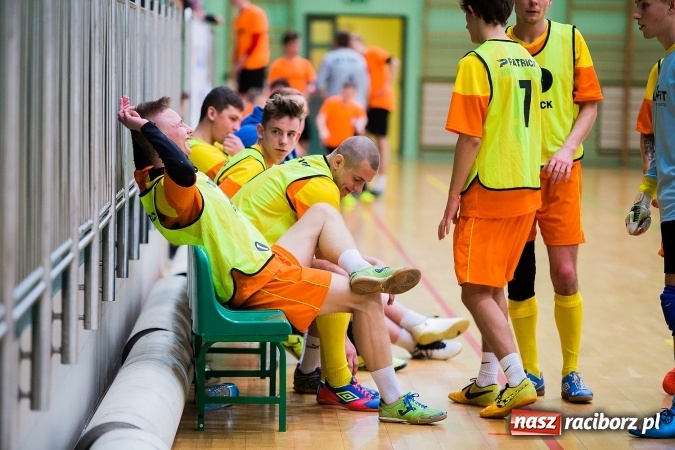 Zdjęcie w galerii na portalu naszraciborz.pl: Poniedziałkowe emocje w Halowej Lidze Piłki Nożnej wiadomości z regionu