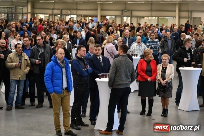 Zdjęcie w galerii na portalu naszraciborz.pl: Pracownicy Eko-Okien podzielili się opłatkiem wiadomości z regionu