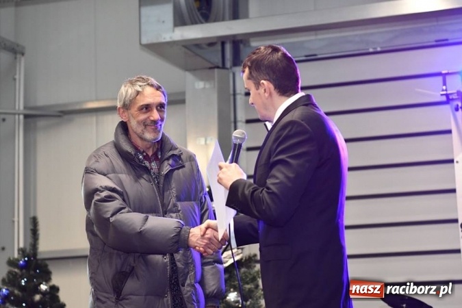 Zdjęcie w galerii na portalu naszraciborz.pl: Pracownicy Eko-Okien podzielili się opłatkiem wiadomości z regionu