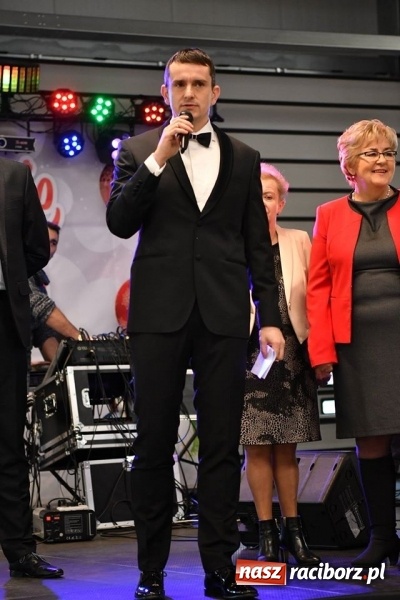 Zdjęcie w galerii na portalu naszraciborz.pl: Pracownicy Eko-Okien podzielili się opłatkiem wiadomości z regionu