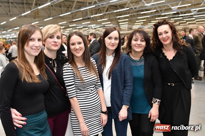 Zdjęcie w galerii na portalu naszraciborz.pl: Pracownicy Eko-Okien podzielili się opłatkiem wiadomości z regionu