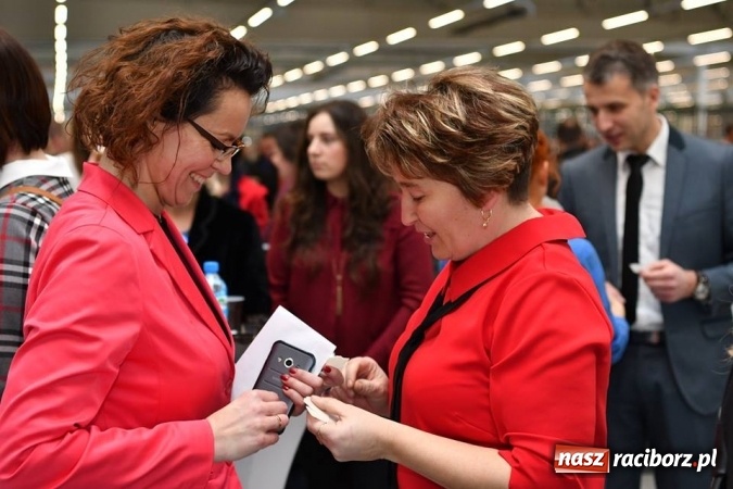 Zdjęcie w galerii na portalu naszraciborz.pl: Pracownicy Eko-Okien podzielili się opłatkiem wiadomości z regionu