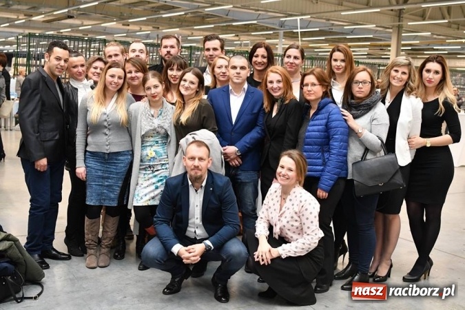 Zdjęcie w galerii na portalu naszraciborz.pl: Pracownicy Eko-Okien podzielili się opłatkiem wiadomości z regionu