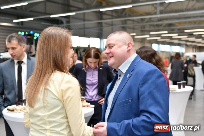 Zdjęcie w galerii na portalu naszraciborz.pl: Pracownicy Eko-Okien podzielili się opłatkiem wiadomości z regionu