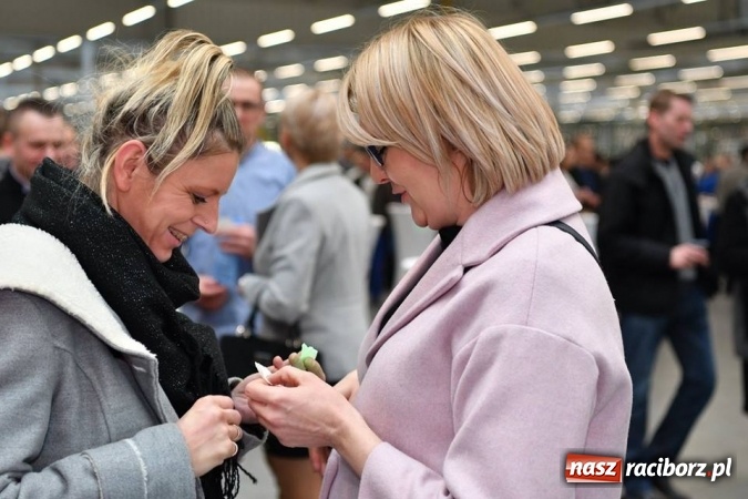 Zdjęcie w galerii na portalu naszraciborz.pl: Pracownicy Eko-Okien podzielili się opłatkiem wiadomości z regionu