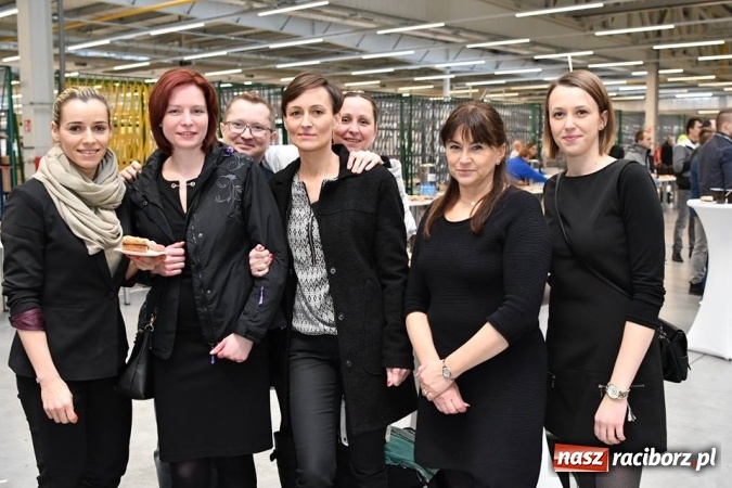 Zdjęcie w galerii na portalu naszraciborz.pl: Pracownicy Eko-Okien podzielili się opłatkiem wiadomości z regionu