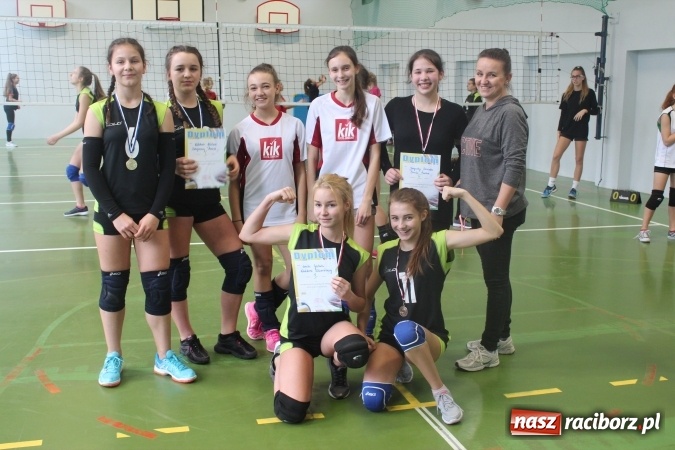 Zdjęcie w galerii na portalu naszraciborz.pl: Siatkarki z Gimnazjum nr 3 kończą rok ze świetnymi wynikami  wiadomości z regionu
