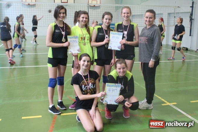 Zdjęcie w galerii na portalu naszraciborz.pl: Siatkarki z Gimnazjum nr 3 kończą rok ze świetnymi wynikami  wiadomości z regionu