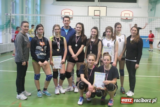 Zdjęcie w galerii na portalu naszraciborz.pl: Siatkarki z Gimnazjum nr 3 kończą rok ze świetnymi wynikami  wiadomości z regionu