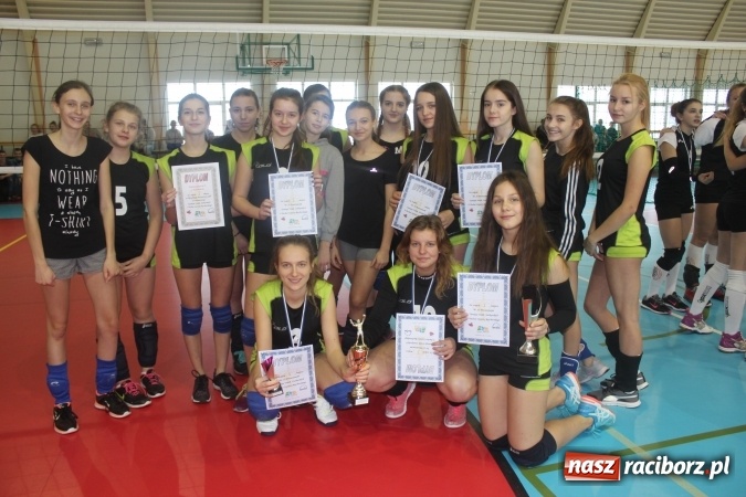 Zdjęcie w galerii na portalu naszraciborz.pl: Siatkarki z Gimnazjum nr 3 kończą rok ze świetnymi wynikami  wiadomości z regionu