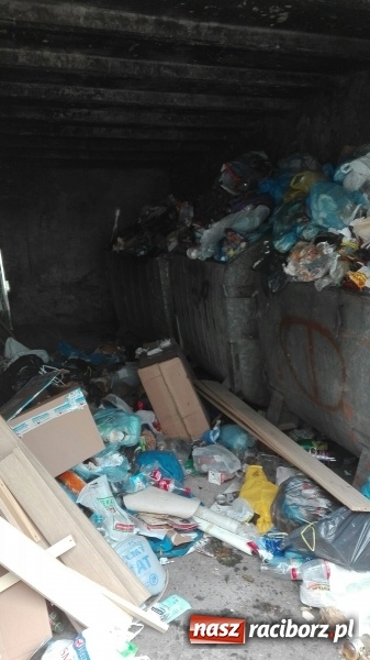 Zdjęcie w galerii na portalu naszraciborz.pl: Bałagan na Waryńskiego. Kto z tym zrobi porządek!  wiadomości z regionu