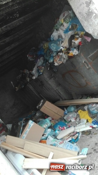 Zdjęcie w galerii na portalu naszraciborz.pl: Bałagan na Waryńskiego. Kto z tym zrobi porządek!  wiadomości z regionu