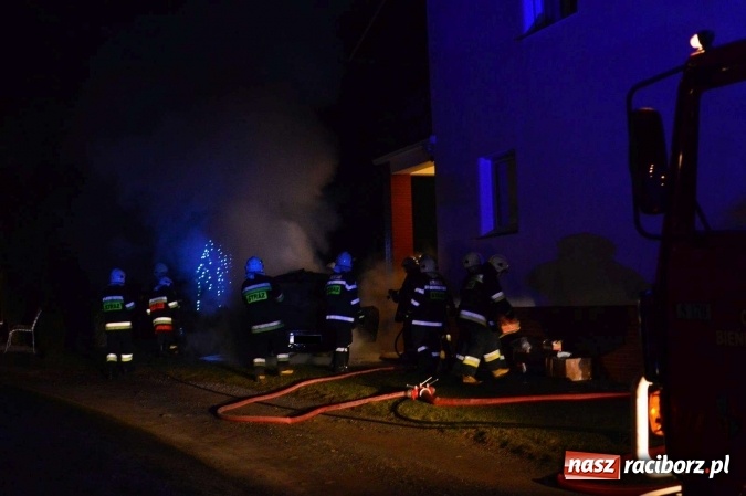 Zdjęcie w galerii na portalu naszraciborz.pl: W Bieńkowicach przy ulicy Raciborskiej spłonęło BMW wiadomości z regionu