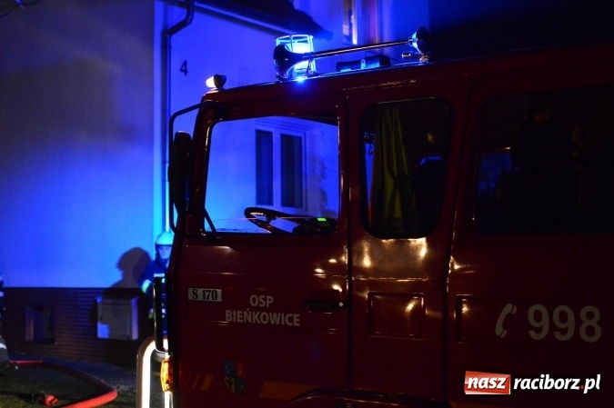 Zdjęcie w galerii na portalu naszraciborz.pl: W Bieńkowicach przy ulicy Raciborskiej spłonęło BMW wiadomości z regionu