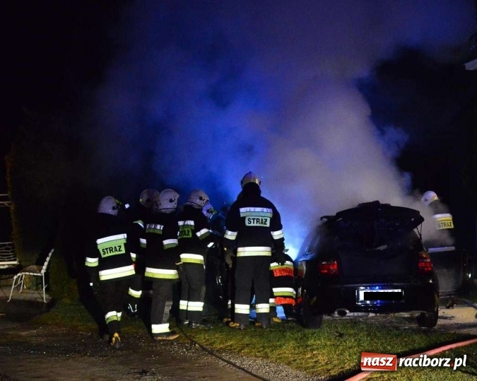 Zdjęcie w galerii na portalu naszraciborz.pl: W Bieńkowicach przy ulicy Raciborskiej spłonęło BMW wiadomości z regionu