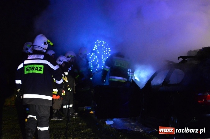 Zdjęcie w galerii na portalu naszraciborz.pl: W Bieńkowicach przy ulicy Raciborskiej spłonęło BMW wiadomości z regionu