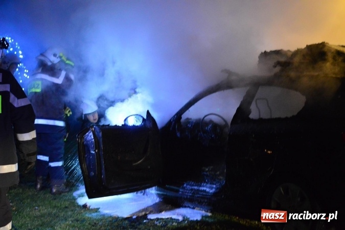 Zdjęcie w galerii na portalu naszraciborz.pl: W Bieńkowicach przy ulicy Raciborskiej spłonęło BMW wiadomości z regionu
