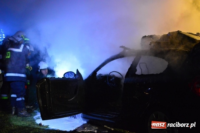 Zdjęcie w galerii na portalu naszraciborz.pl: W Bieńkowicach przy ulicy Raciborskiej spłonęło BMW wiadomości z regionu