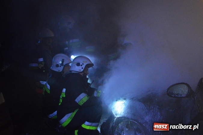 Zdjęcie w galerii na portalu naszraciborz.pl: W Bieńkowicach przy ulicy Raciborskiej spłonęło BMW wiadomości z regionu