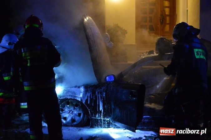 Zdjęcie w galerii na portalu naszraciborz.pl: W Bieńkowicach przy ulicy Raciborskiej spłonęło BMW wiadomości z regionu