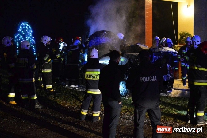 Zdjęcie w galerii na portalu naszraciborz.pl: W Bieńkowicach przy ulicy Raciborskiej spłonęło BMW wiadomości z regionu