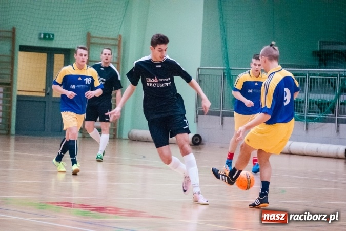 Zdjęcie w galerii na portalu naszraciborz.pl: Drugoligowe potyczki w Halowej Lidze Piłki Nożnej wiadomości z regionu