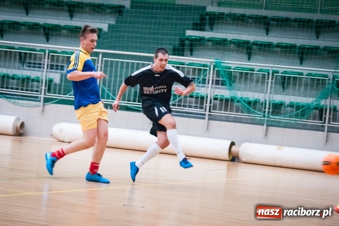 Zdjęcie w galerii na portalu naszraciborz.pl: Drugoligowe potyczki w Halowej Lidze Piłki Nożnej wiadomości z regionu