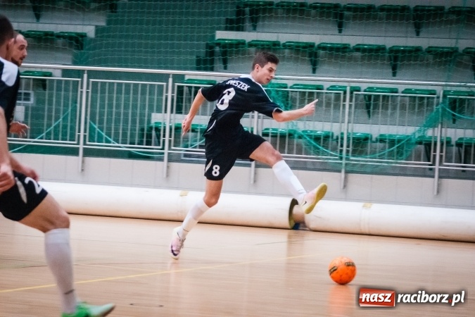Zdjęcie w galerii na portalu naszraciborz.pl: Drugoligowe potyczki w Halowej Lidze Piłki Nożnej wiadomości z regionu