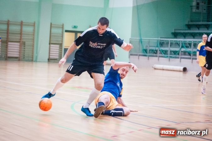 Zdjęcie w galerii na portalu naszraciborz.pl: Drugoligowe potyczki w Halowej Lidze Piłki Nożnej wiadomości z regionu