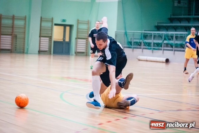 Zdjęcie w galerii na portalu naszraciborz.pl: Drugoligowe potyczki w Halowej Lidze Piłki Nożnej wiadomości z regionu