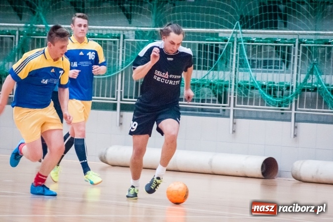 Zdjęcie w galerii na portalu naszraciborz.pl: Drugoligowe potyczki w Halowej Lidze Piłki Nożnej wiadomości z regionu