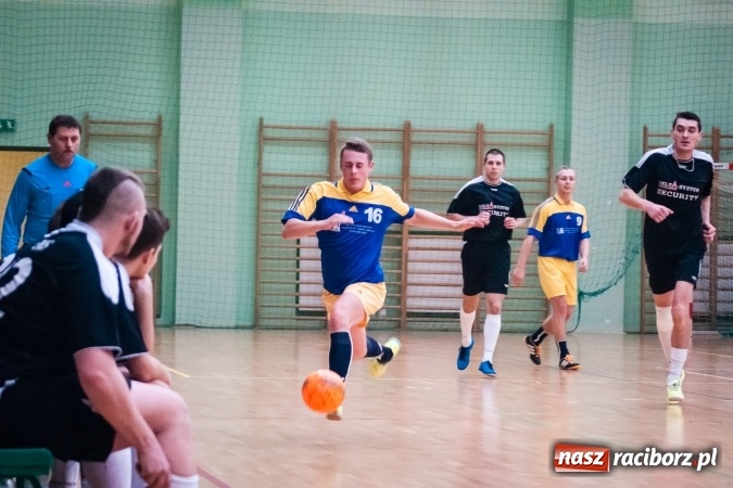 Zdjęcie w galerii na portalu naszraciborz.pl: Drugoligowe potyczki w Halowej Lidze Piłki Nożnej wiadomości z regionu