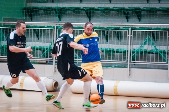 Zdjęcie w galerii na portalu naszraciborz.pl: Drugoligowe potyczki w Halowej Lidze Piłki Nożnej wiadomości z regionu