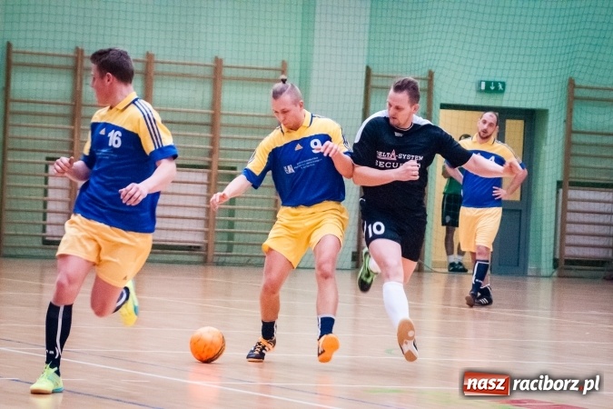 Zdjęcie w galerii na portalu naszraciborz.pl: Drugoligowe potyczki w Halowej Lidze Piłki Nożnej wiadomości z regionu