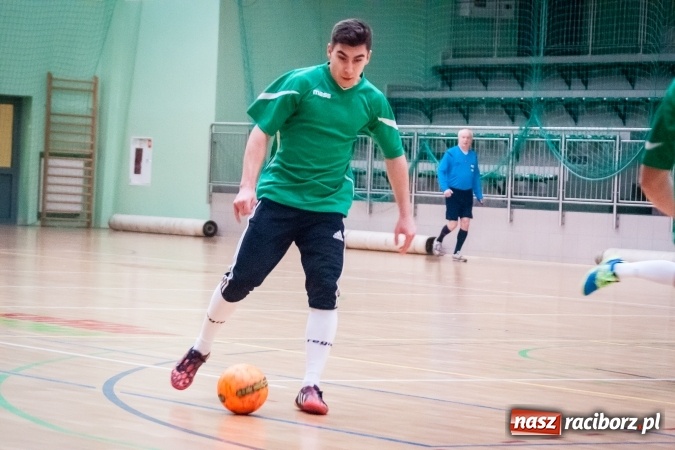 Zdjęcie w galerii na portalu naszraciborz.pl: Drugoligowe potyczki w Halowej Lidze Piłki Nożnej wiadomości z regionu