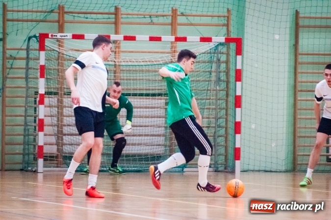 Zdjęcie w galerii na portalu naszraciborz.pl: Drugoligowe potyczki w Halowej Lidze Piłki Nożnej wiadomości z regionu