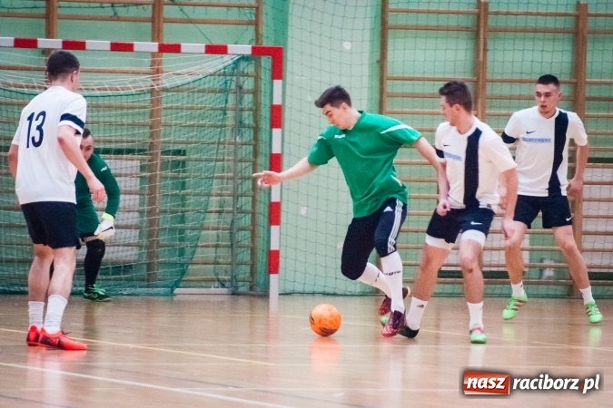 Zdjęcie w galerii na portalu naszraciborz.pl: Drugoligowe potyczki w Halowej Lidze Piłki Nożnej wiadomości z regionu