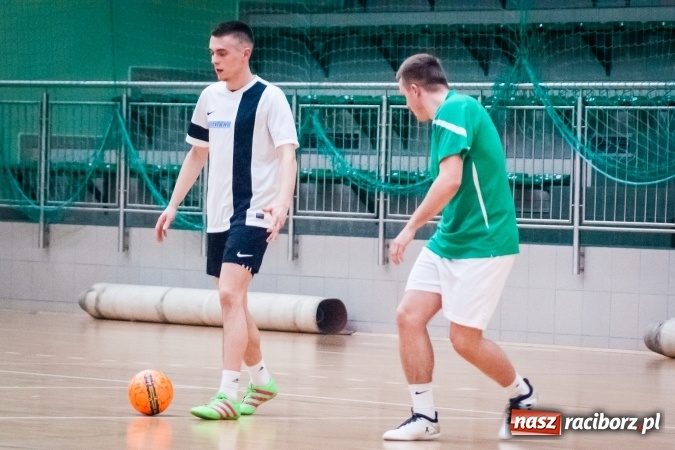 Zdjęcie w galerii na portalu naszraciborz.pl: Drugoligowe potyczki w Halowej Lidze Piłki Nożnej wiadomości z regionu